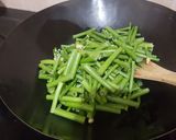 Foto langkah ke 2 dari resep Tumis bunga bawang.