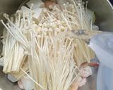 Foto langkah ke 4 dari resep Sup Tahu Enoki Udang.