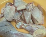 Gambar langkah 1 resipi Sup ayam kampung simple.