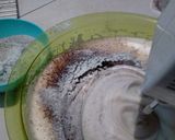 Foto langkah ke 4 dari resep Black Forrest Panggang DCC Base birthday cake.