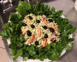 Une image de l'étape 11 de Salade de crabe au céleri, courgette, oignon rouge et olives noires.