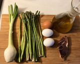 Foto del paso 1 de la receta: Revuelto de espárragos trigueros y cebollita tierna, al vino blanco