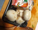 รูปขั้นตอนการทำที่ 1 ของ สเต๊กไก่กับเห็ดแชมปิญองซอสกะเพรากรอบ