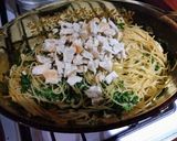 Foto del paso 5 de la receta: Muslos en hierbas y champiñones con fideos al ajo y perejil