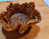 Foto del passaggio 4 della ricetta Cestini di croccante alle nocciole con crema diplomatica e gocce di cioccolato fondente