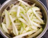 Hình bước làm 4 của món Canh Dưa Hấu Non Nấu Giò Sống Tôm Khô