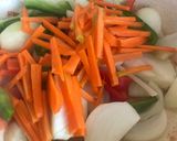 Foto del paso 2 de la receta: Verduras salteadas con pechugas