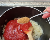 Foto del paso 2 de la receta: Pollo en salsa de tomate Fit con patatas al horno