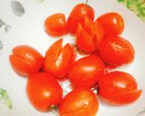 Hình bước làm 1 của món Salad cà chua (hoa tuylip)