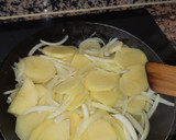 Foto del paso 2 de la receta: Tortilla de patatas con cebolla