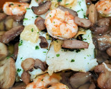 Foto del paso 6 de la receta: Bacalao con champiñón y langostinos al ajillo