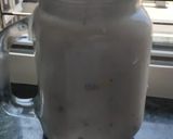 A picture of step 3 of Dates and banana shake.