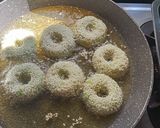 Foto langkah ke 5 dari resep Donat Pisang Wijen.