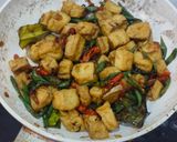 Foto langkah ke 6 dari resep Tumis Tahu & Kacang Panjang.
