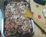 Foto del paso 2 de la receta: Patys de cerdo con puré de papas y tomates con albahaca