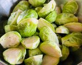 Hình bước làm 2 của món Canh Cải Brussels Củ Dền Tôm Khô