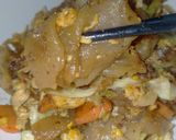 รูปขั้นตอนการทำที่ 3 ของ ผัดซีอิ๊วไข่มังสวิรัติ (Stir-fried Rice Noodles with Soy Sauce, Egg, and Vegetables)