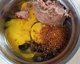 Foto langkah ke 2 dari resep Dadar Telur Kornet Kecap Pedas.