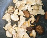 Hình bước làm 2 của món Ức gà xào nấm đông cô tươi - healthy cùng Chin
