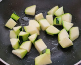 Foto del paso 3 de la receta: Salteado de calabacín, champiñones y macarrones con aguacate