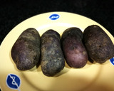 Foto del paso 1 de la receta: Pechuga rebozada con ensalada de patatas azules