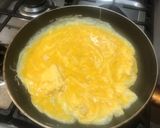 Foto del paso 2 de la receta: Huevos revueltos con crema y queso