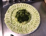 Une image de l'étape 5 de Salade de concombres et courgettes à l'oignon rouge et laitue de mer.