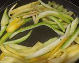 Foto del paso 3 de la receta: Espaguettis🍝de calabacin con cebolla🧅caramelizada🍜🍝🥘