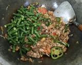 Foto langkah ke 3 dari resep Tumis Pedas Oncom Kacang Panjang.