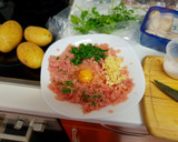 Foto del paso 1 de la receta: Albóndigas con salsa de vino y patatas al horno con esalada 🥑