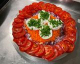 Une image de l'étape 10 de Salade de carottes, tomates et oignon rouge à la burrata et persil.