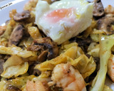 Foto del paso 9 de la receta: Salteado de repollo, champiñón y langostinos al ajillo con huevo