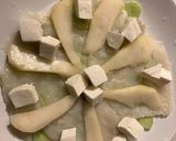 Foto del paso 5 de la receta: Carpaccio de bacalao ahumado con queso fresco, pera, alficoz y aceitunas, en 5’