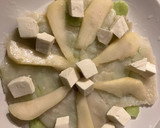 Foto del paso 5 de la receta: Carpaccio de bacalao ahumado con queso fresco, pera, alficoz y aceitunas, en 5’