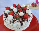 Foto del passaggio 10 della ricetta Meringata fragole e cioccolato