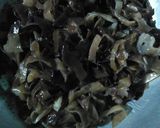 Foto langkah ke 1 dari resep Mie goreng jamur kuping.