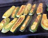 Une image de l'étape 7 de Courgettes vertes et blanches marinées tomates moutarde romarin grillées (recette plancha).