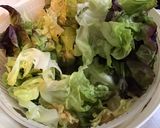 Une image de l'étape 2 de Salade feuille de chêne rouge aux tomates roses,mozzarella di buffala et fleurs d ail triquetre.