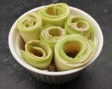 Hummuszos- sajtos cukkinirózsák recept fázis 3 fotója