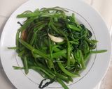 Hình bước làm 2 của món Rau muống xào tỏi