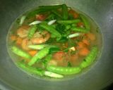 Foto langkah ke 2 dari resep Sup Udang Kapri.