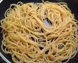 Foto del passaggio 6 della ricetta Spaghetti aglio olio peperoncino, con crema di cavolfiore arancio, salsa di acciughe e pane speziato