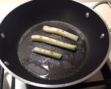 Foto del passaggio 3 della ricetta Rana pescatrice con crema di finocchio, cipollotto brasato e arancia