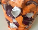 Édesburgonya sült lila hagymával recept fázis 3 fotója