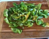 Une image de l'étape 2 de Brochettes de bœuf mariné aux poivrons verts.
