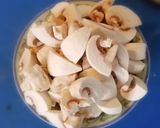 Foto del paso 2 de la receta Salteado de champiñones con ajetes y langostinos