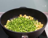 Foto langkah ke 5 dari resep Tumis ayam goreng tahu bunga bawang.
