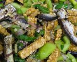 Foto langkah ke 6 dari resep Ikan Asin Tamban Tumis Cabe Ijo.