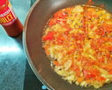 Foto del paso 5 de la receta: Huevos fritos con langostinos en sofrito casero
