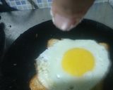 A picture of step 6 of Half fry omellete with 🍞bread.